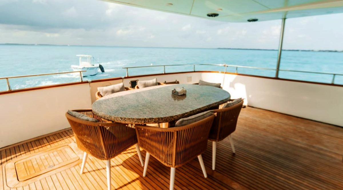 Renta de yate de lujo en Cancún - Azimut 100