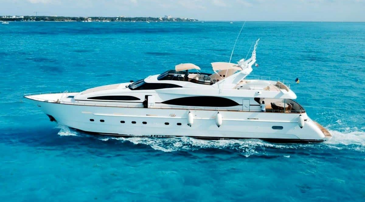 Renta de yate de lujo en Cancún - Azimut 100